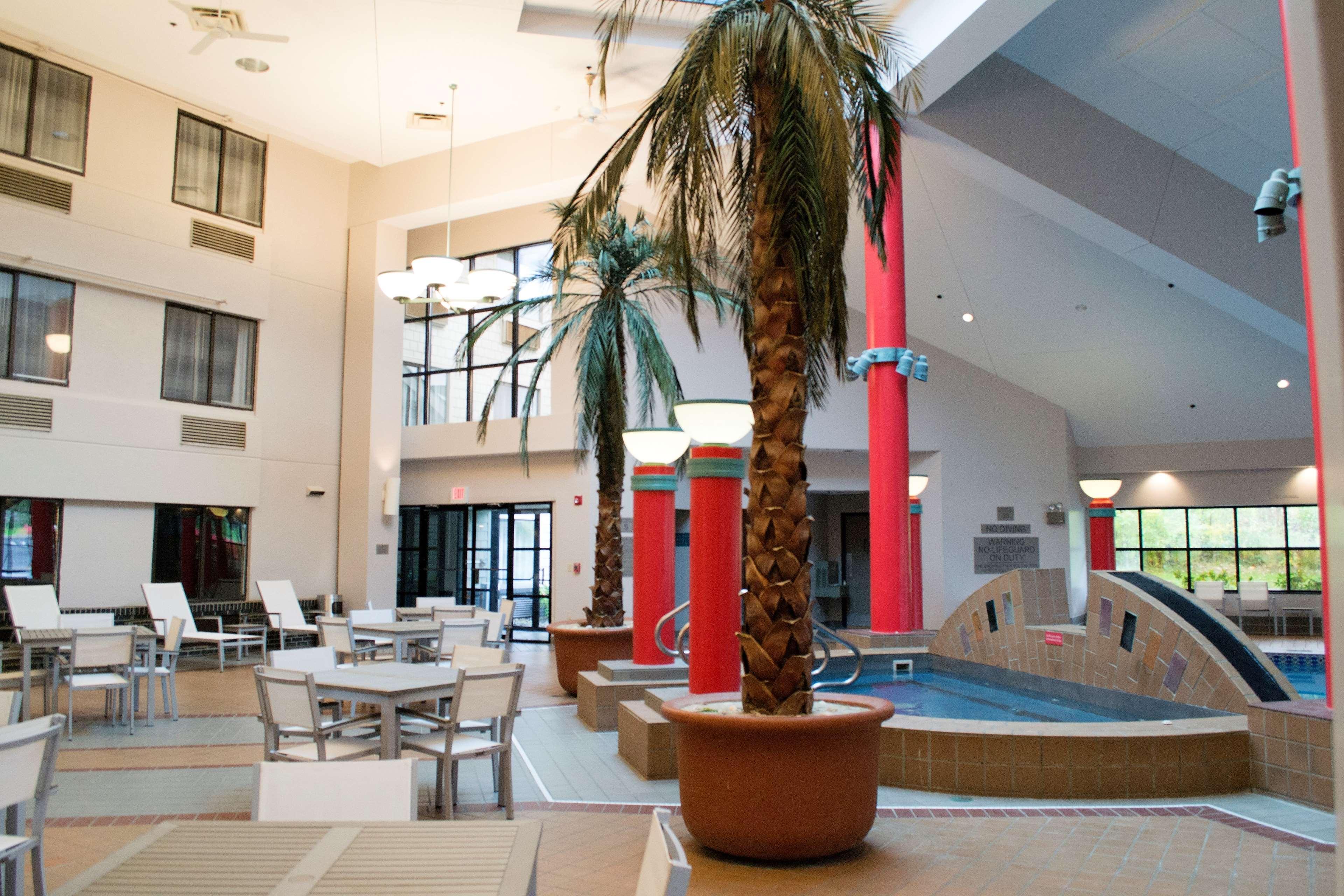 Hotel Country & By Radisson, Erie, Pa