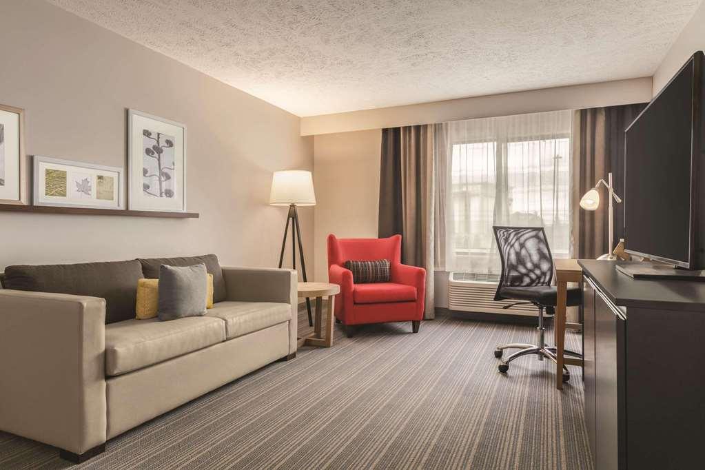 Hotel Country & By Radisson, Erie, Pa