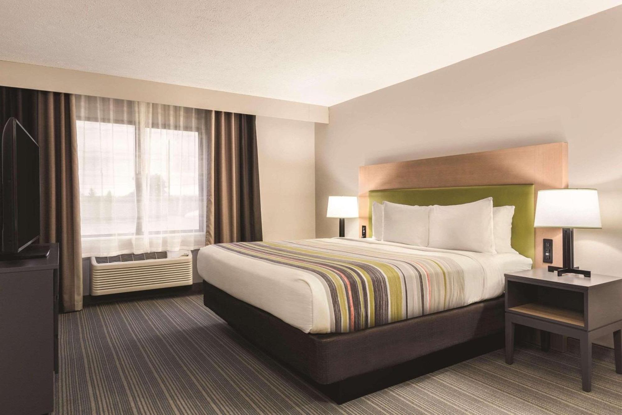 Hotel Country & By Radisson, Erie, Pa