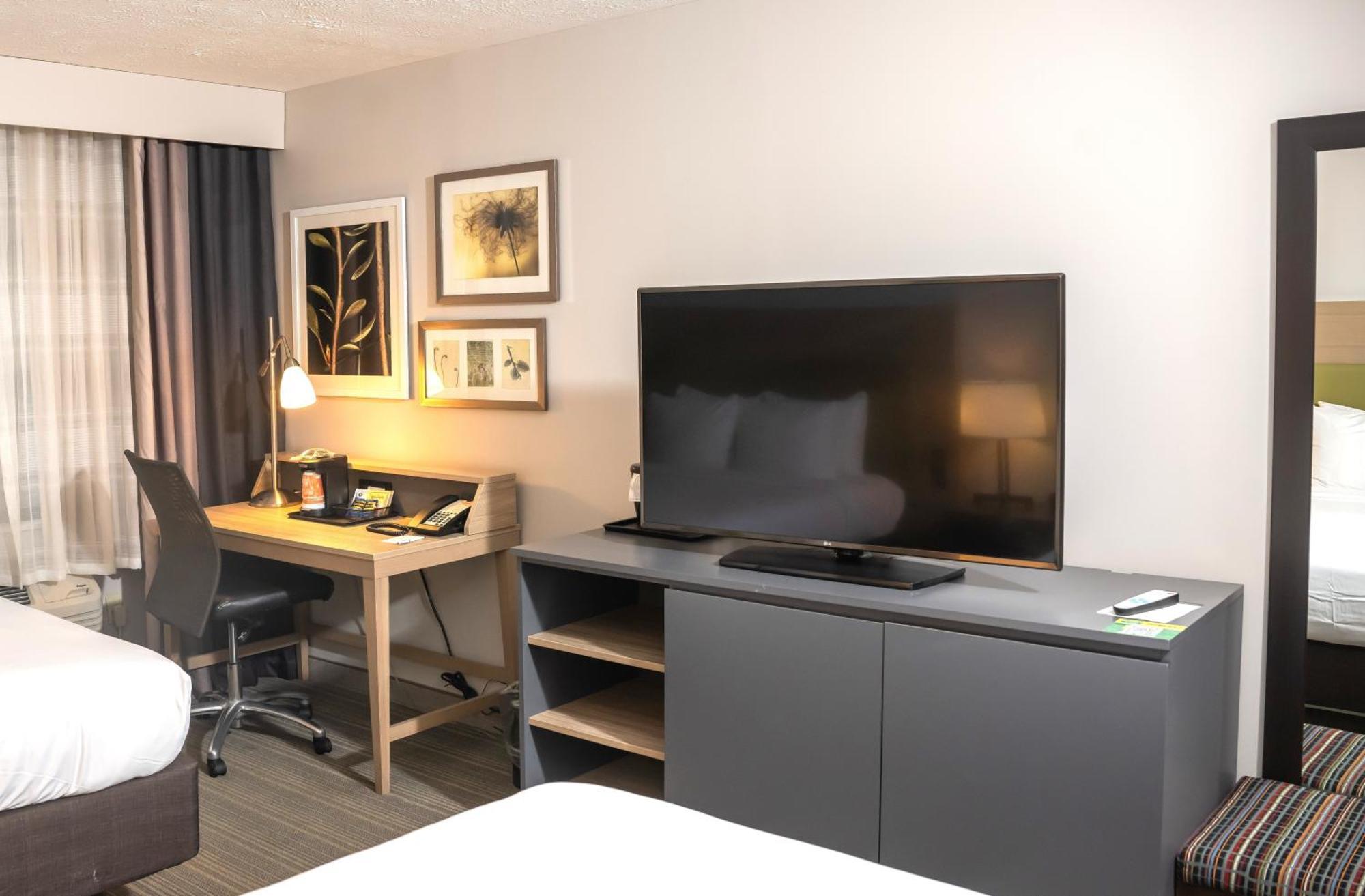 Country & By Radisson, Erie, Pa Hotel