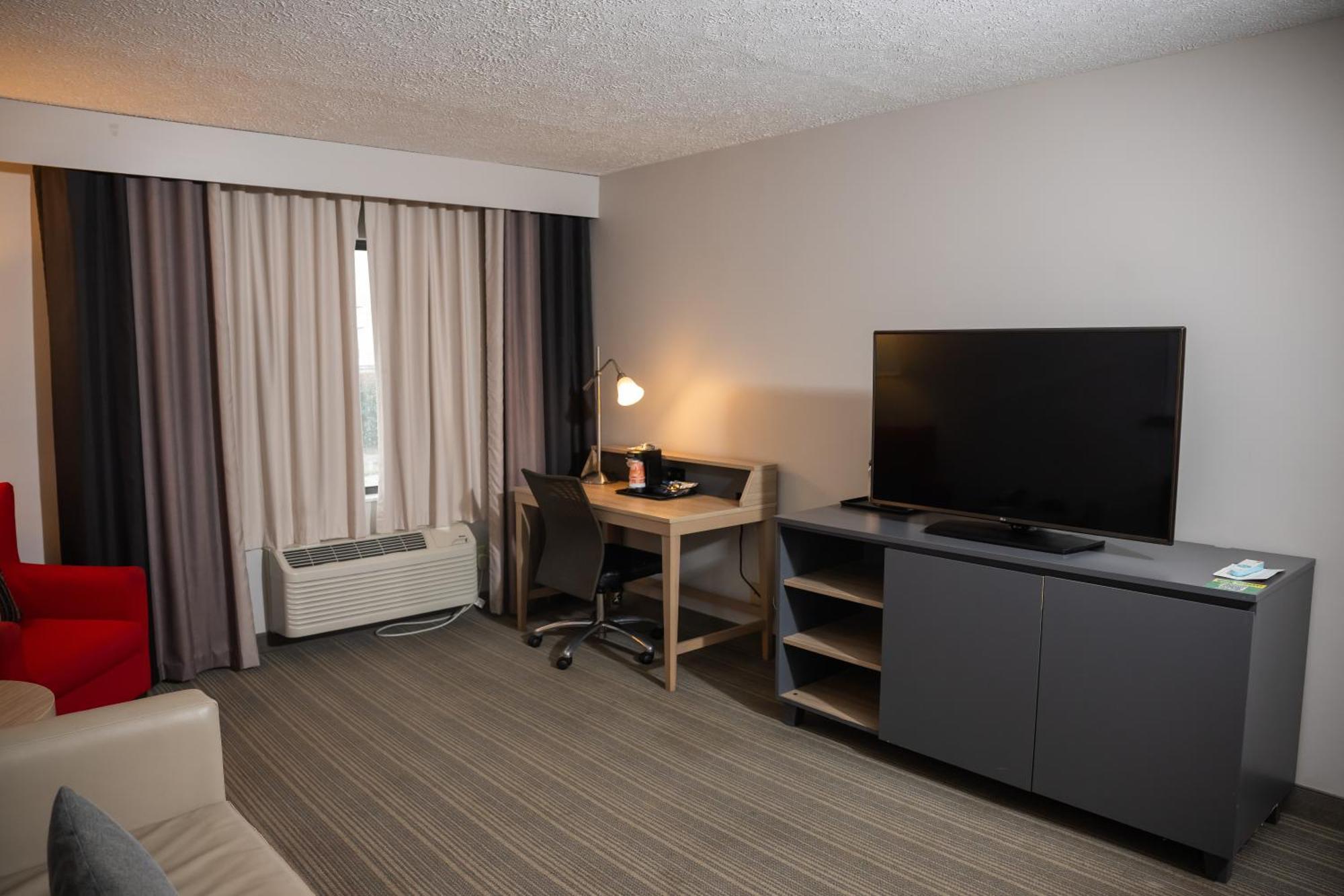 Hotel Country & By Radisson, Erie, Pa